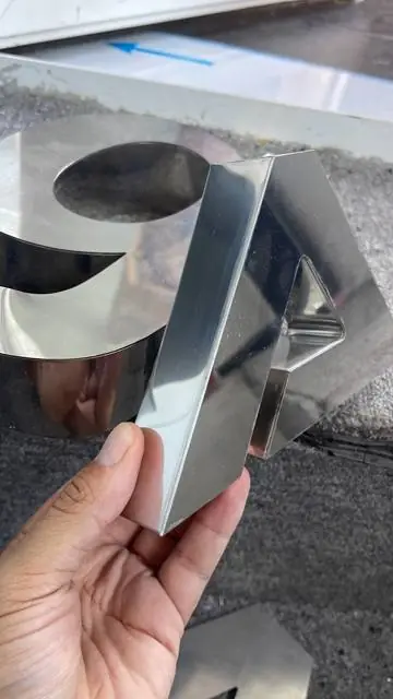 Letra corpórea de aluminio fabricada en el taller