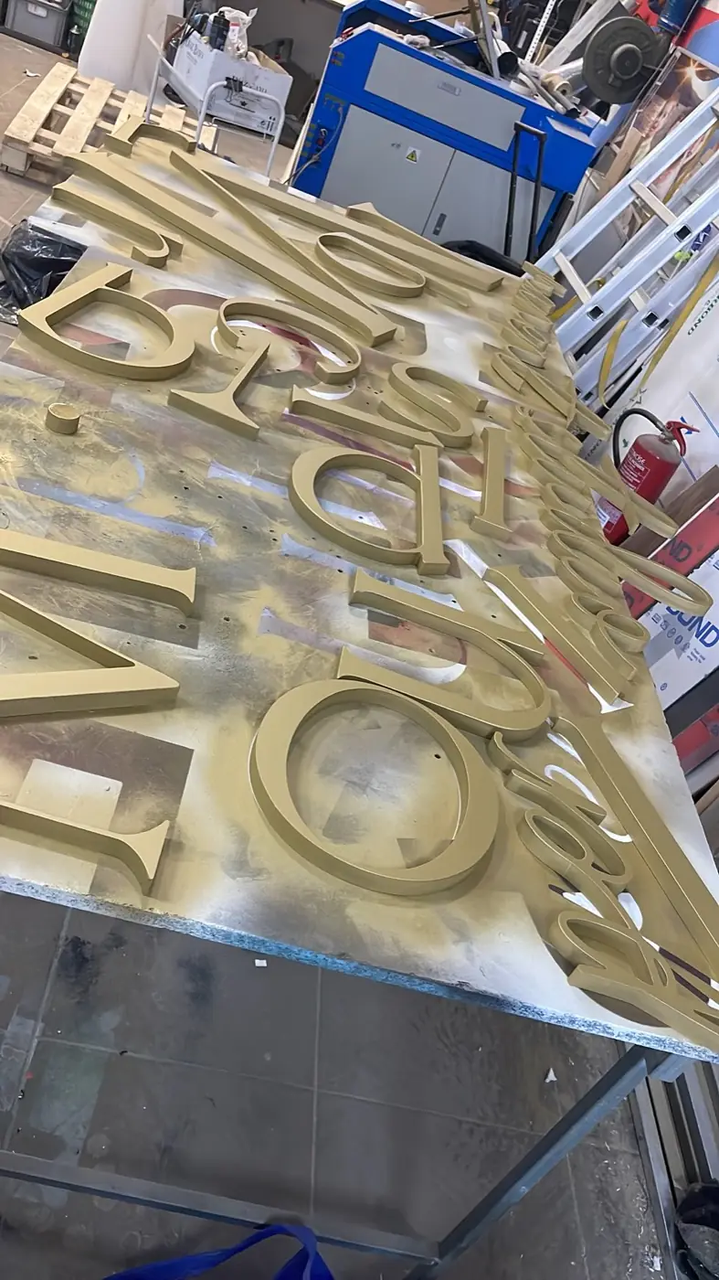 Fabricación de letras corpóreas doradas