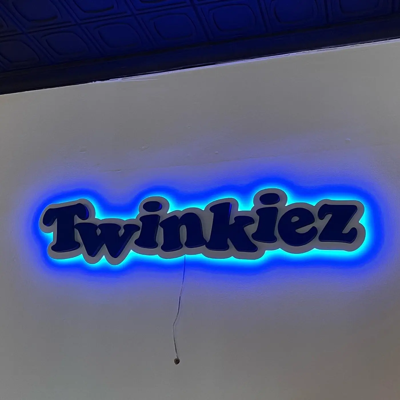 Rótulo retroiluminado Twinkiez encendido