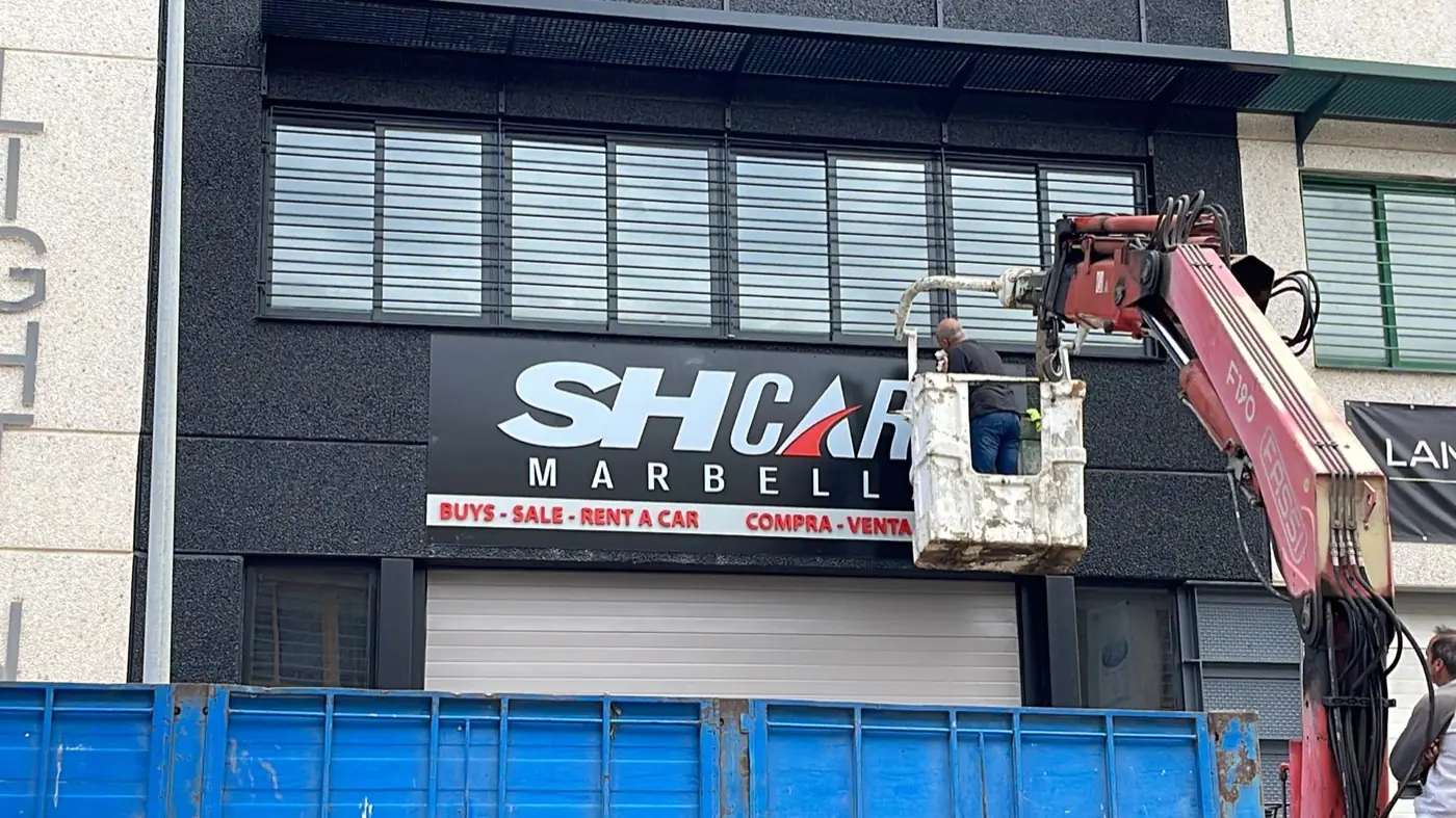 Instalación con grúa del rótulo de SH Cars Marbella