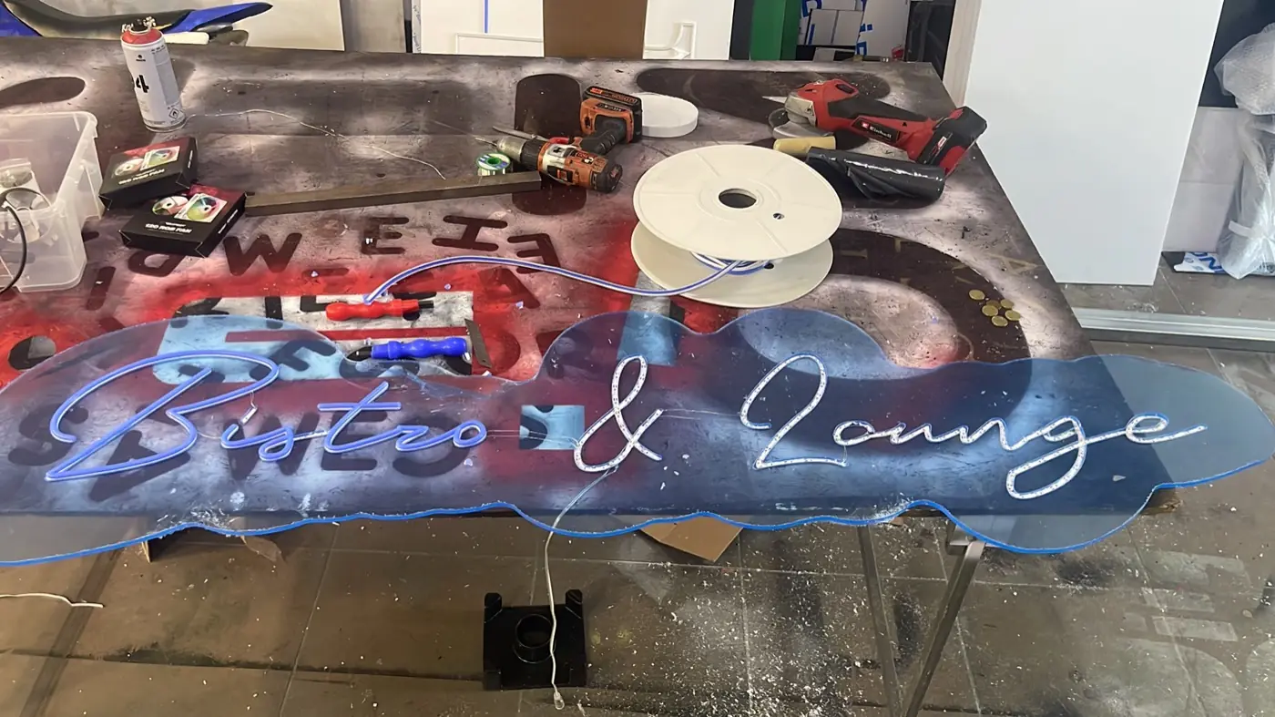 Diseño de un rótulo sobre la mesa de trabajo