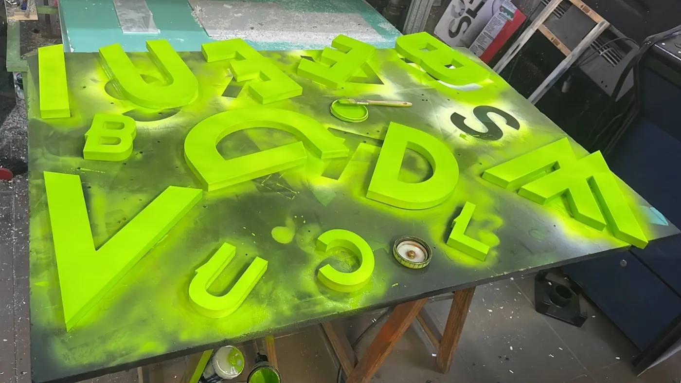 Letras de PVC recién pintadas en el taller